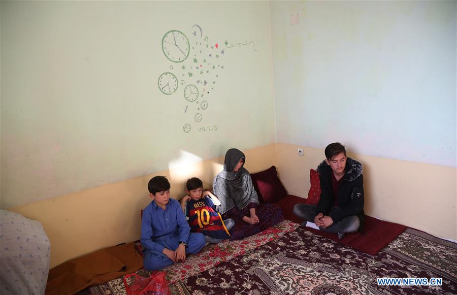 (SP)AFGHANISTAN-KABUL--LIONEL MESSI FAN-MURTAZA AHMADI