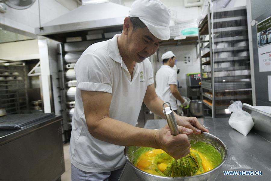 SINGAPORE-PANDAN CAKE-MAKING