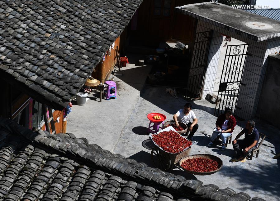 CHINA-GUIZHOU-TONGREN-POVERTY ALLEVIATION-LOVERS-WEDDING (CN)