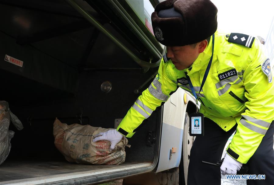 CHINA-GANSU-LANZHOU-LUNAR NEW YEAR EVE-TRAFFIC POLICE (CN)