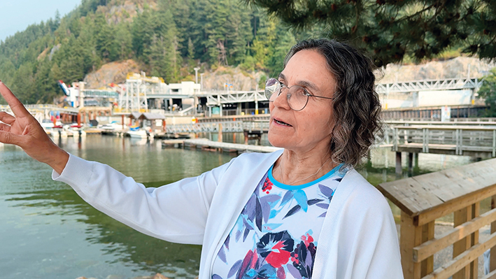 原住民海斯拉民族酋长莫琳·奈斯接受本刊记者采访中 原住民海斯拉民族酋长莫琳·奈斯接受本刊记者采访中