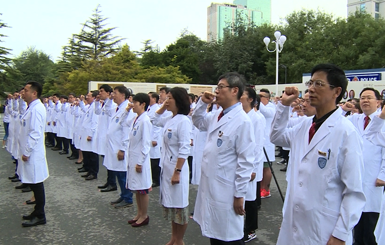 致敬偉大改革｜對話40年，講述身邊的健康故事（第二十集）——設立醫師節，醫務人員有了自己的節日