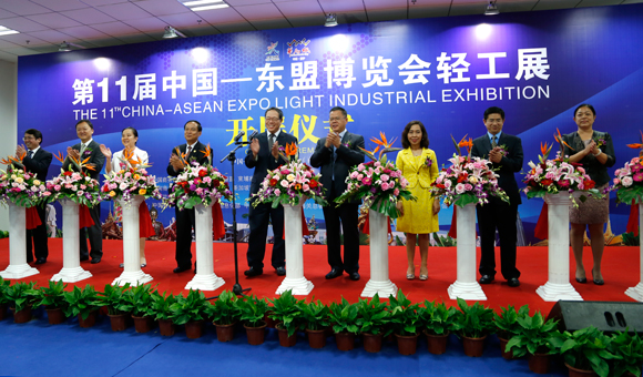 領(lǐng)導(dǎo)嘉賓上臺進行剪彩儀式