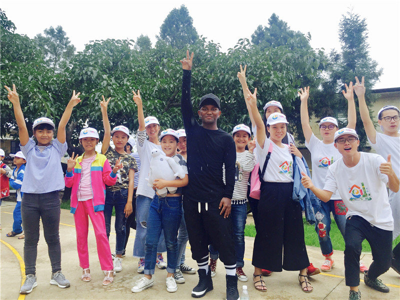 e創公益大使與志愿者、小朋友一起鄉村運動會