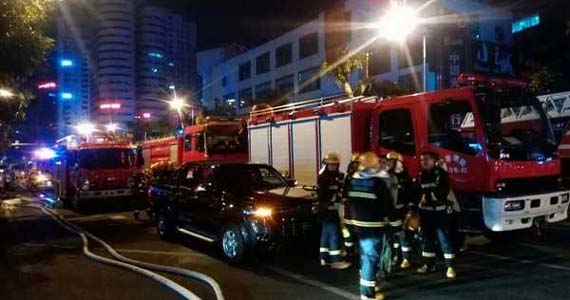 ?？诩瘟甏髲B電纜井起火 玻璃掉落致1人重傷