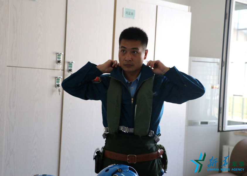 ↑資料圖片：張超嚴格按規(guī)定著裝參加飛行訓練。