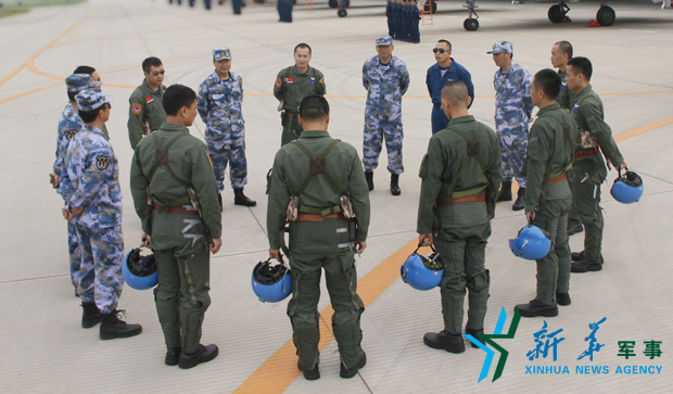 飛行后，黨委班子現場講評飛行情況。