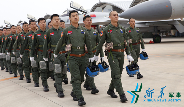 飛行員列隊進(jìn)場。