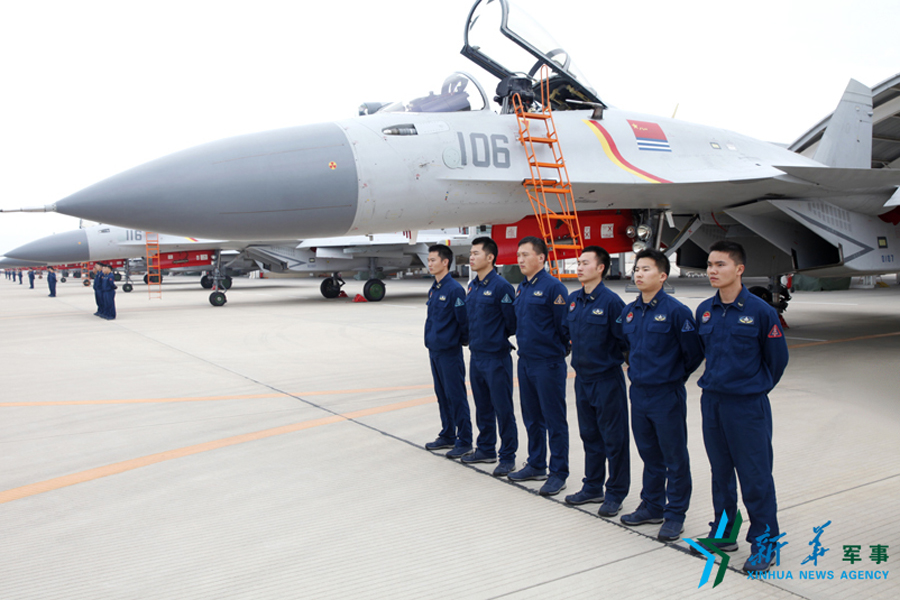 ↑機務官兵為戰鷹保駕護航。