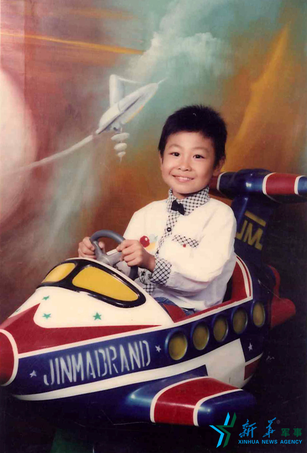 ↑資料圖片：長大后當(dāng)一名優(yōu)秀的飛行員是張超兒時(shí)種下的夢(mèng)想。