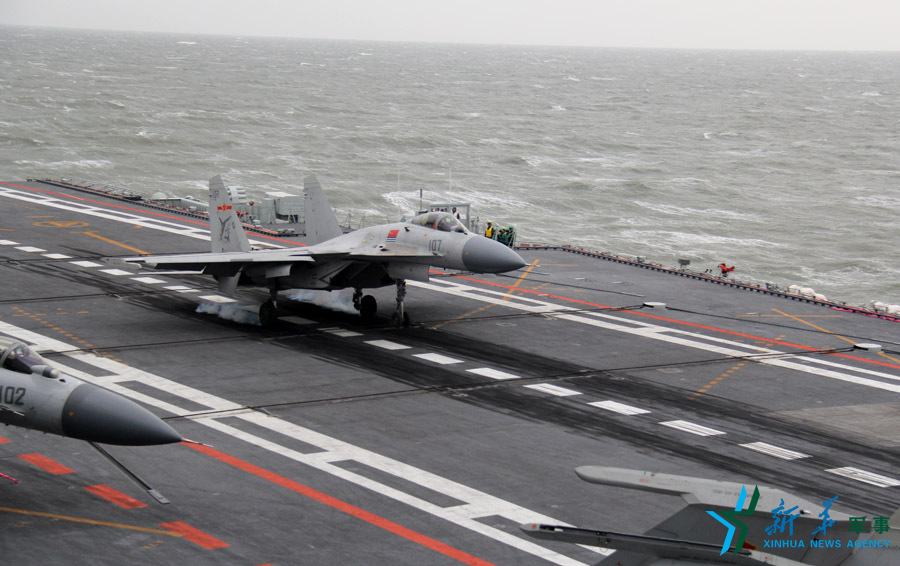 ↑資料圖片：艦載戰斗機下落著艦瞬間。