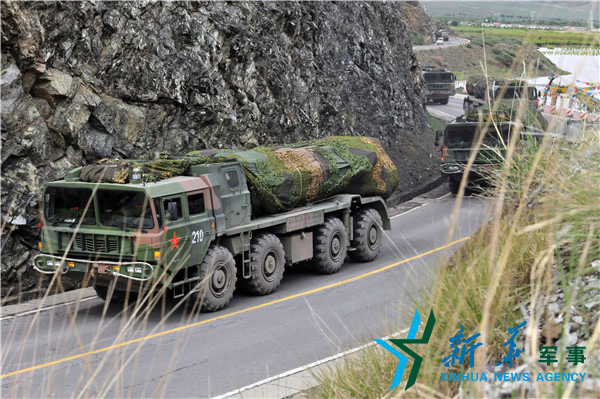 ↑向疏散隱蔽地域實施高速機動。(宋來蕤攝) ↑向疏散隱蔽地域實施高速機動。(宋來蕤攝)