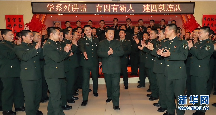 1月23日，習近平專程來到陸軍第65集團軍，深入基層連隊，看望慰問官兵，代表黨中央和中央軍委，向全軍指戰員、武警部隊官兵、民兵預備役人員致以誠摯問候和新春祝福。這是習近平在該集團軍“大功三連”同官兵在一起。新華社記者李剛攝