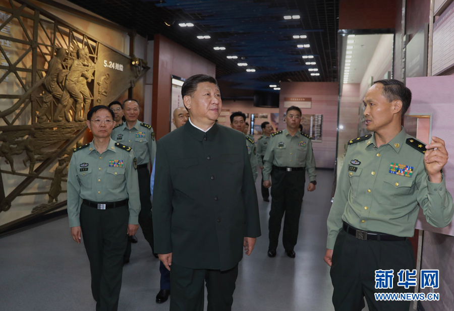 6月22日,正在山西省考察工作的中共中央總書記、國家主席、中央軍委主席習(xí)近平來到駐晉部隊(duì)某基地視察調(diào)研,代表黨中央和中央軍委,向基地組建50周年致以熱烈的祝賀,向老一輩創(chuàng)業(yè)者、廣大基地官兵致以崇高的敬意和誠摯的問候。這是習(xí)近平視察基地軍史館。新華社記者 李剛 攝 6月22日,正在山西省考察工作的中共中央總書記、國家主席、中央軍委主席習(xí)近平來到駐晉部隊(duì)某基地視察調(diào)研,代表黨中央和中央軍委,向基地組建50周年致以熱烈的祝賀,向老一輩創(chuàng)業(yè)者、廣大基地官兵致以崇高的敬意和誠摯的問候。這是習(xí)近平視察基地軍史館。新華社記者 李剛 攝