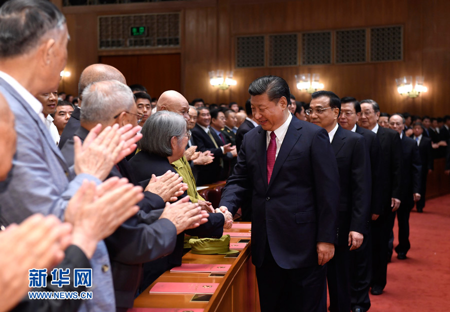 7月28日,慶祝中國人民解放軍建軍90周年文藝晚會《在黨的旗幟下》在北京人民大會堂舉行。中共中央總書記、國家主席、中央軍委主席習近平和李克強、張德江、俞正聲、劉云山、王岐山、張高麗等黨和國家領導人,與首都3000多名各界群眾一起觀看演出。演出開始前,習近平等與老戰士、老同志代表和“八一勛章”獲得者親切握手。新華社記者 李學仁 攝 7月28日,慶祝中國人民解放軍建軍90周年文藝晚會《在黨的旗幟下》在北京人民大會堂舉行。中共中央總書記、國家主席、中央軍委主席習近平和李克強、張德江、俞正聲、劉云山、王岐山、張高麗等黨和國家領導人,與首都3000多名各界群眾一起觀看演出。演出開始前,習近平等與老戰士、老同志代表和“八一勛章”獲得者親切握手。新華社記者 李學仁 攝