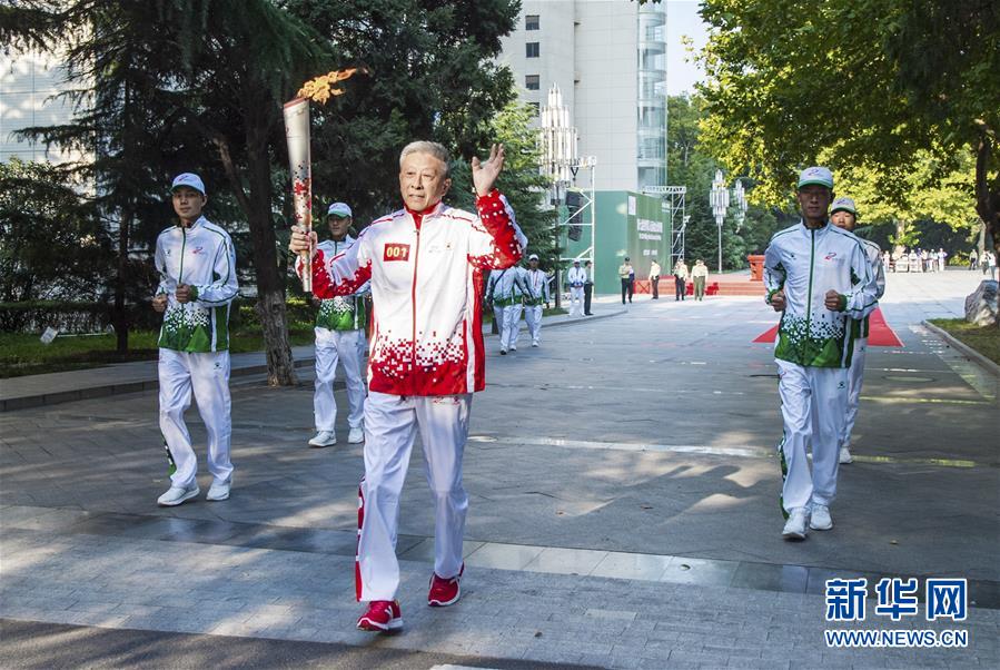 (軍運(yùn)會·圖文互動)(1)軍運(yùn)會火炬?zhèn)鬟f活動在火箭軍工程大學(xué)舉行(配本社同題文字稿)