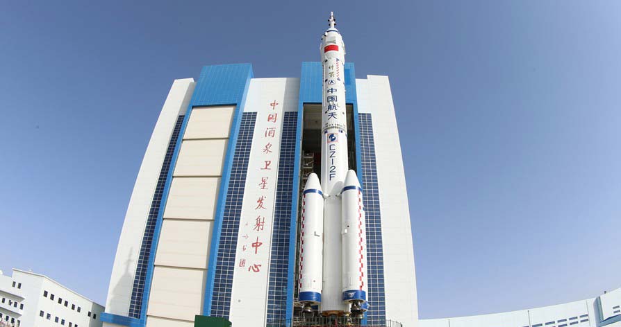 圖片直擊：神十船箭組合體轉運至發射區