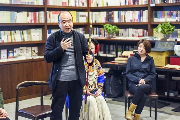 劉文濤：通過對每件兵器的復(fù)制，我們了解兵器造型與兵器制作的手藝，實現(xiàn)與古人的對話。