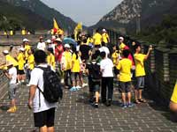 2013年"中國尋根之旅"夏令營營員參觀居庸關長城