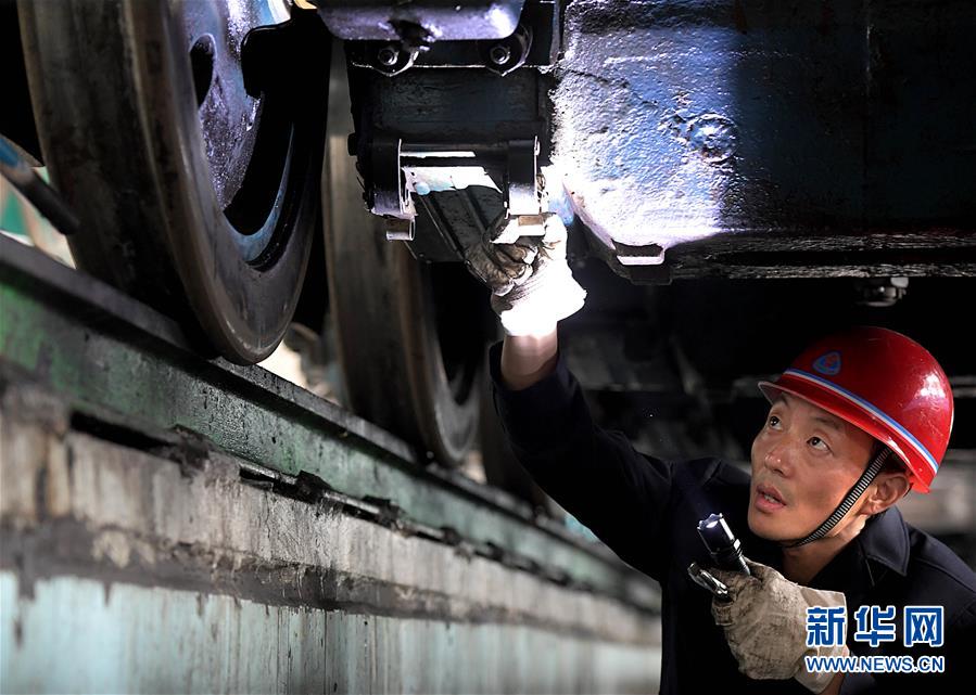 (圖片故事)(1)“機車醫生”李向前:“望聞問切”保安全