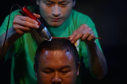 “無聲理發師”懷感恩之心服務災區