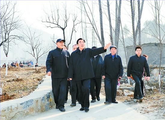 11月27日,省委書記、省人大常委會主任張慶黎到加強基層建設年活動聯系點淶水縣悟空寺村看望慰問村民,向當地干部群眾宣講黨的十八大精神。這是張慶黎在悟空寺村詳細了解村容村貌的建設情況。郭昭 攝