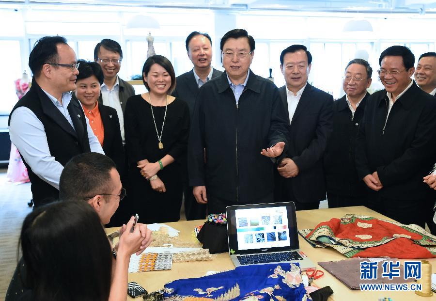 5月8日至11日,中共中央政治局常委、全國人大常委會委員長張德江在浙江調研。這是5月9日,張德江來到位于嘉興市的雅瑩服裝有限公司,了解公司的服裝設計、生產和銷售情況。新華社記者 馬占成 攝 5月8日至11日,中共中央政治局常委、全國人大常委會委員長張德江在浙江調研。這是5月9日,張德江來到位于嘉興市的雅瑩服裝有限公司,了解公司的服裝設計、生產和銷售情況。新華社記者 馬占成 攝