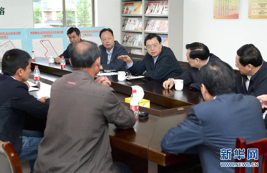 這是5月9日,張德江到湖州市妙西鎮調研,與基層人大代表座談。新華社記者 馬占成 攝 這是5月9日,張德江到湖州市妙西鎮調研,與基層人大代表座談。新華社記者 馬占成 攝
