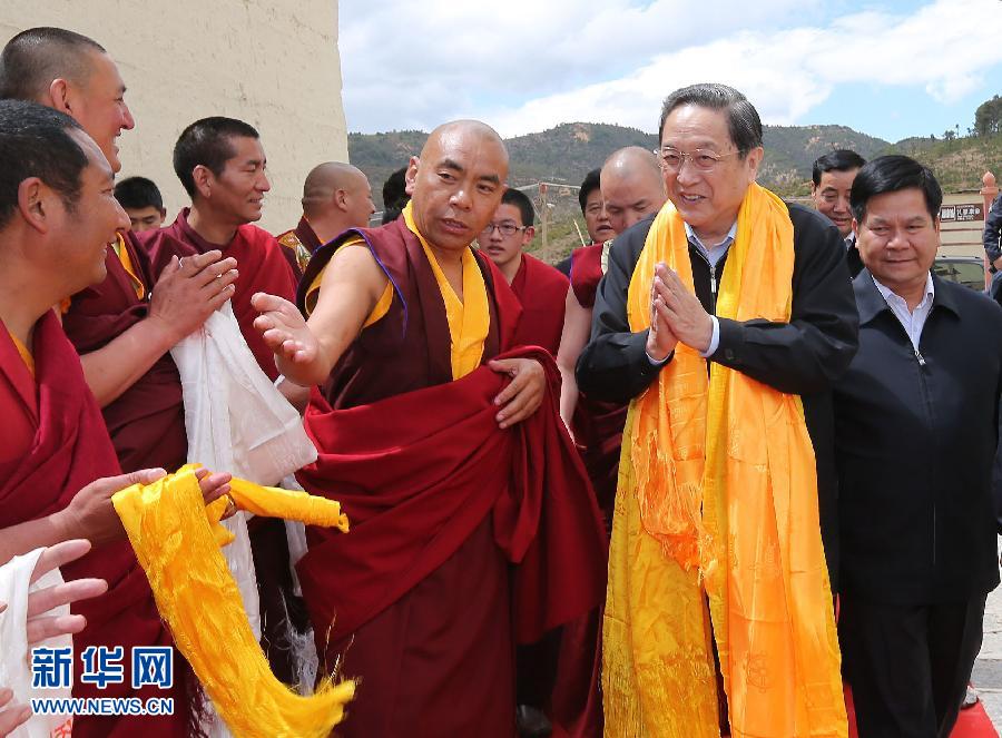 這是5月16日,俞正聲在松贊林寺看望宗教界人士。 新華社記者 劉衛(wèi)兵 攝 這是5月16日,俞正聲在松贊林寺看望宗教界人士。 新華社記者 劉衛(wèi)兵 攝