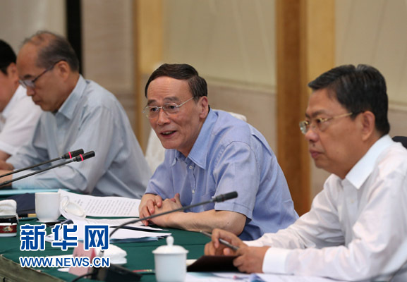 這是7月4日,王岐山在錫林浩特市主持召開部分省區市巡視工作座談會。新華社記者 龐興雷 攝 這是7月4日,王岐山在錫林浩特市主持召開部分省區市巡視工作座談會。新華社記者 龐興雷 攝