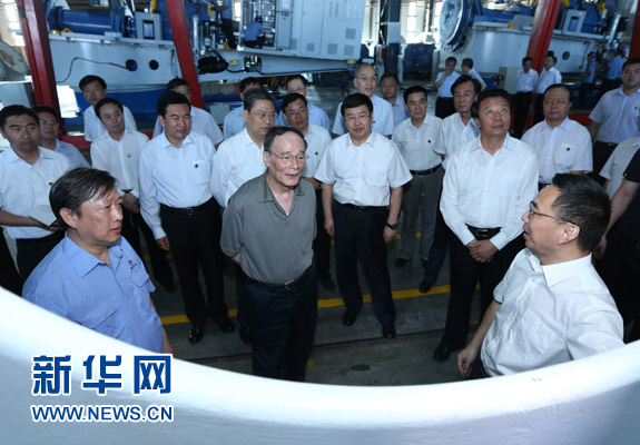 這是7月3日,王岐山在內蒙古海裝風電設備有限公司考察。新華社記者 龐興雷 攝 這是7月3日,王岐山在內蒙古海裝風電設備有限公司考察。新華社記者 龐興雷 攝