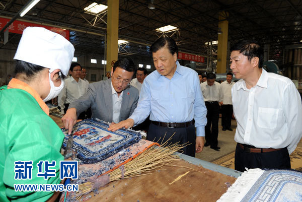 這是7月18日,劉云山在青海藏羊地毯集團有限公司調研。新華社記者 饒愛民 攝 這是7月18日,劉云山在青海藏羊地毯集團有限公司調研。新華社記者 饒愛民 攝