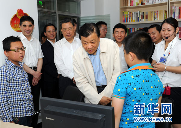 7月17日至19日,中共中央政治局常委、中央書記處書記劉云山在青海調研。這是7月18日,劉云山在西寧市南山西社區調研。 新華社記者饒愛民 攝 7月17日至19日,中共中央政治局常委、中央書記處書記劉云山在青海調研。這是7月18日,劉云山在西寧市南山西社區調研。 新華社記者饒愛民 攝