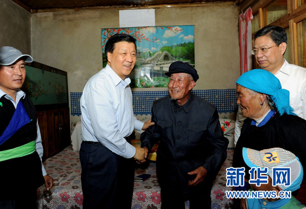 7月17日至19日,中共中央政治局常委、中央書記處書記劉云山在青海調研。這是7月17日,劉云山在海東市互助土族自治縣東山鄉白牙合村看望老黨員。新華社記者 饒愛民 攝 7月17日至19日,中共中央政治局常委、中央書記處書記劉云山在青海調研。這是7月17日,劉云山在海東市互助土族自治縣東山鄉白牙合村看望老黨員。新華社記者 饒愛民 攝