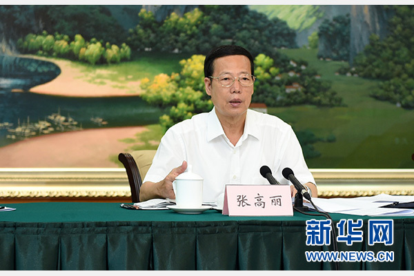 9月16日至18日,中共中央政治局常委、國務院副總理張高麗在廣西調研。這是9月17日,張高麗在南寧主持召開“十三五”規劃編制工作座談會。 新華社記者張鐸攝 9月16日至18日,中共中央政治局常委、國務院副總理張高麗在廣西調研。這是9月17日,張高麗在南寧主持召開“十三五”規劃編制工作座談會。 新華社記者張鐸攝