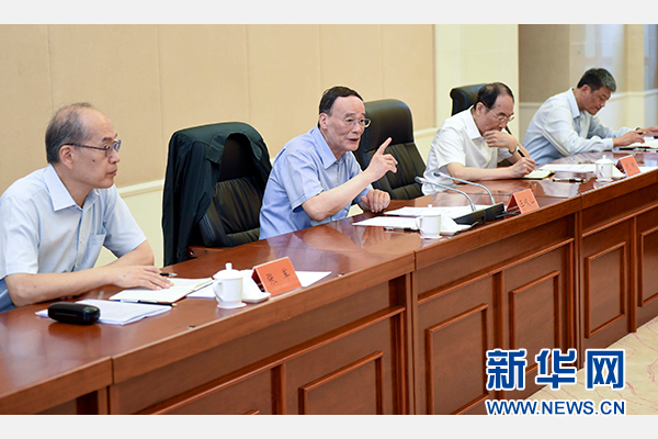 9月24日至26日,中共中央政治局常委、中央紀委書記王岐山在福建調研。這是9月25日,王岐山在上杭縣古田鎮主持召開座談會,聽取黨員和群眾代表對修訂廉政準則和黨紀處分條例的意見建議。新華社記者張鐸攝 9月24日至26日,中共中央政治局常委、中央紀委書記王岐山在福建調研。這是9月25日,王岐山在上杭縣古田鎮主持召開座談會,聽取黨員和群眾代表對修訂廉政準則和黨紀處分條例的意見建議。新華社記者張鐸攝