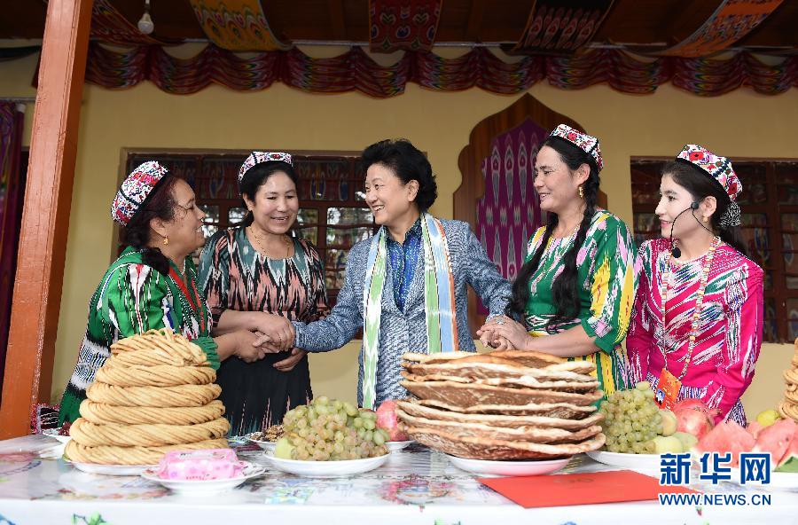 　9月26日，中共中央政治局委員、國務院副總理、中央代表團副團長劉延東率中央代表團分團到和田地區看望慰問各族干部群眾。這是劉延東在和田市吉亞鄉喀勒塔吐格曼村與維吾爾族群眾在一起。新華社記者張領攝