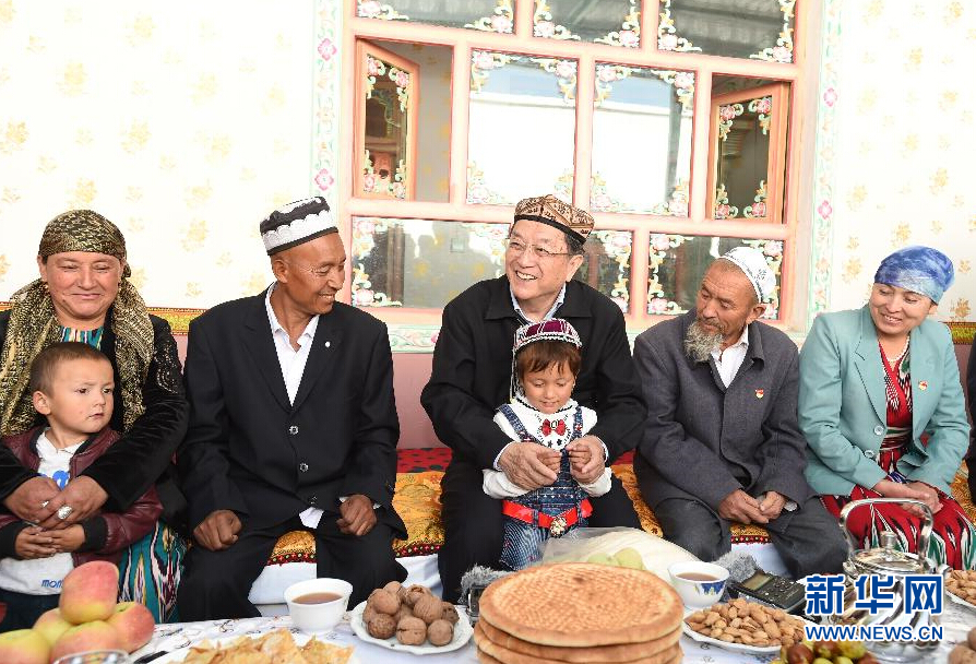 9月27日，中共中央政治局常委、全國(guó)政協(xié)主席、中央代表團(tuán)團(tuán)長(zhǎng)俞正聲率中央代表團(tuán)部分成員赴喀什地區(qū)莎車(chē)縣看望各族干部群眾。這是俞正聲在莎車(chē)縣艾力西湖鎮(zhèn)21村看望維吾爾族村民阿布來(lái)提&middot;阿不力孜一家。新華社記者 高潔 攝