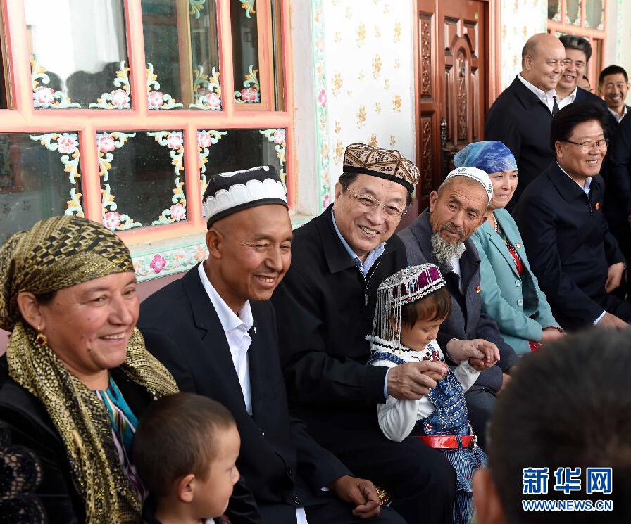 9月27日，中共中央政治局常委、全國(guó)政協(xié)主席、中央代表團(tuán)團(tuán)長(zhǎng)俞正聲率中央代表團(tuán)部分成員赴喀什地區(qū)莎車(chē)縣看望各族干部群眾。這是俞正聲在莎車(chē)縣艾力西湖鎮(zhèn)21村看望維吾爾族村民阿布來(lái)提&middot;阿不力孜一家。新華社記者 饒愛(ài)民 攝