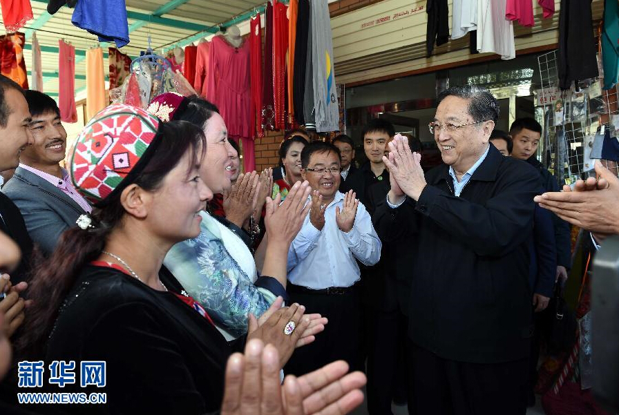 9月27日，中共中央政治局常委、全國(guó)政協(xié)主席、中央代表團(tuán)團(tuán)長(zhǎng)俞正聲率中央代表團(tuán)部分成員赴喀什地區(qū)莎車(chē)縣看望各族干部群眾。這是俞正聲在莎車(chē)縣艾力西湖鎮(zhèn)21村看望慰問(wèn)維吾爾族群眾。新華社記者 饒愛(ài)民 攝