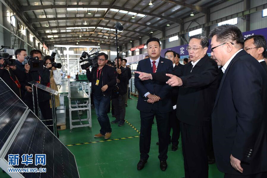 9月28日,中共中央政治局常委、全國政協主席、中央代表團團長俞正聲率中央代表團部分成員赴祖國最西端的新疆克孜勒蘇柯爾克孜自治州看望慰問各族干部群眾。這是俞正聲來到阿圖什市昆山產業園新疆中興能源公司視察工作。新華社記者 饒愛民 攝 9月28日,中共中央政治局常委、全國政協主席、中央代表團團長俞正聲率中央代表團部分成員赴祖國最西端的新疆克孜勒蘇柯爾克孜自治州看望慰問各族干部群眾。這是俞正聲來到阿圖什市昆山產業園新疆中興能源公司視察工作。新華社記者 饒愛民 攝