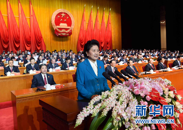 10月1日，慶祝中華人民共和國成立66周年暨新疆維吾爾自治區(qū)成立60周年大會在新疆人民會堂隆重舉行。這是中共中央政治局委員、國務(wù)院副總理、中央代表團副團長劉延?xùn)|宣讀中共中央、全國人大常委會、國務(wù)院、全國政協(xié)、中央軍委關(guān)于慶祝新疆維吾爾自治區(qū)成立60周年的賀電。新華社記者 饒愛民 攝 