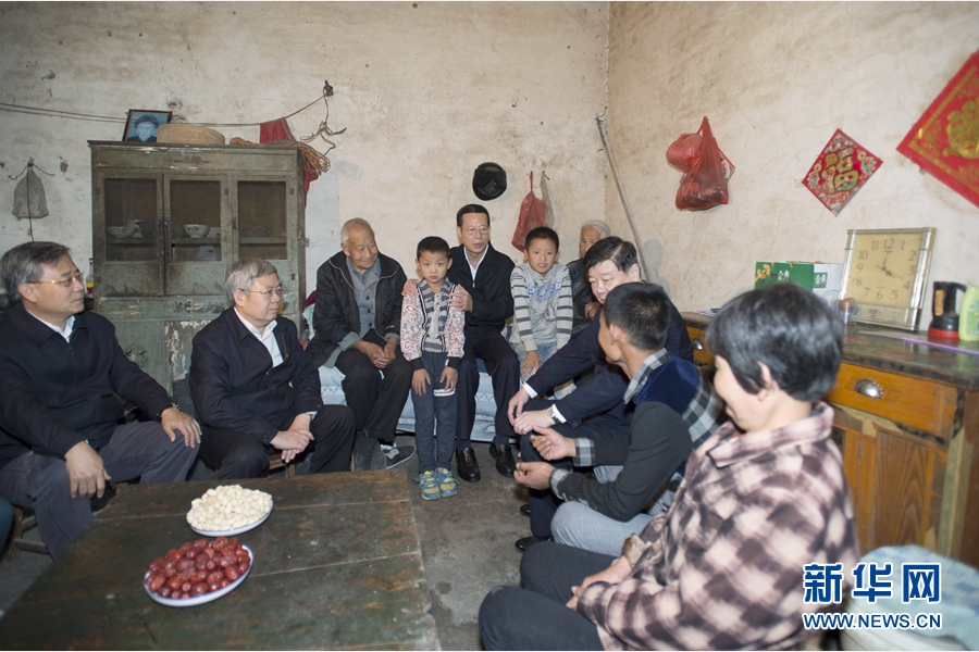 10月22日至23日,中共中央政治局常委、國(guó)務(wù)院副總理張高麗在山東調(diào)研扶貧工作情況。這是10月22日,張高麗在菏澤市巨野縣田莊鎮(zhèn)后屯村入戶看望生活困難村民。 新華社記者 王曄 攝 10月22日至23日,中共中央政治局常委、國(guó)務(wù)院副總理張高麗在山東調(diào)研扶貧工作情況。這是10月22日,張高麗在菏澤市巨野縣田莊鎮(zhèn)后屯村入戶看望生活困難村民。 新華社記者 王曄 攝