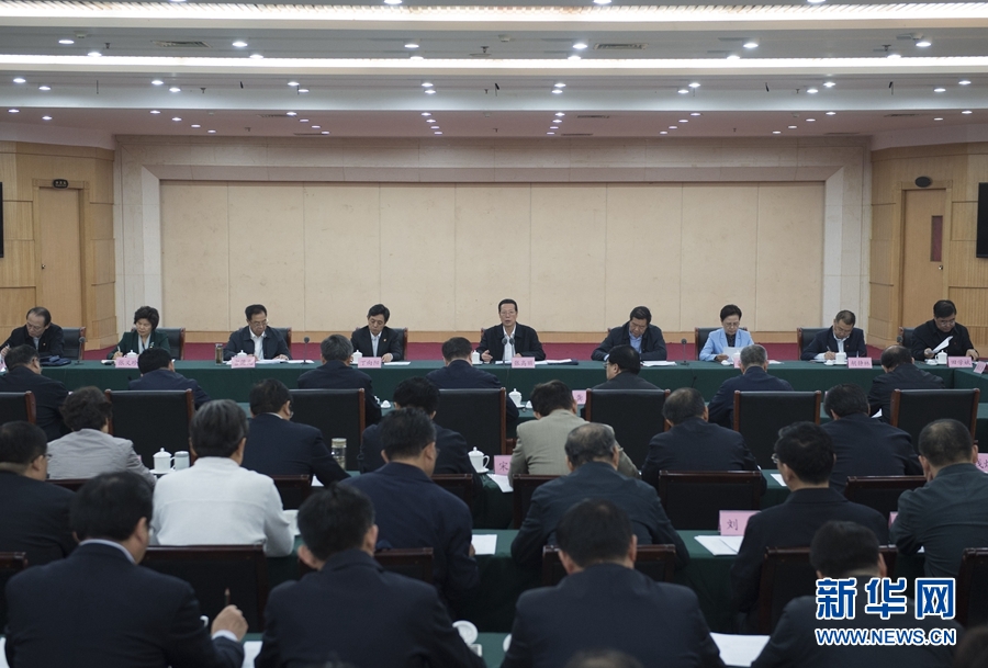 10月22日至23日,中共中央政治局常委、國(guó)務(wù)院副總理張高麗在山東調(diào)研扶貧工作情況。這是10月23日,張高麗在菏澤市主持召開扶貧工作座談會(huì)。 新華社記者 王曄 攝 10月22日至23日,中共中央政治局常委、國(guó)務(wù)院副總理張高麗在山東調(diào)研扶貧工作情況。這是10月23日,張高麗在菏澤市主持召開扶貧工作座談會(huì)。 新華社記者 王曄 攝