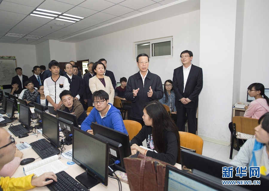 10月22日至23日,中共中央政治局常委、國(guó)務(wù)院副總理張高麗在山東調(diào)研扶貧工作情況。這是10月22日,張高麗在濟(jì)寧市惠普軟件人才實(shí)訓(xùn)基地調(diào)研教育培訓(xùn)脫貧有關(guān)情況。 新華社記者 王曄 攝 10月22日至23日,中共中央政治局常委、國(guó)務(wù)院副總理張高麗在山東調(diào)研扶貧工作情況。這是10月22日,張高麗在濟(jì)寧市惠普軟件人才實(shí)訓(xùn)基地調(diào)研教育培訓(xùn)脫貧有關(guān)情況。 新華社記者 王曄 攝