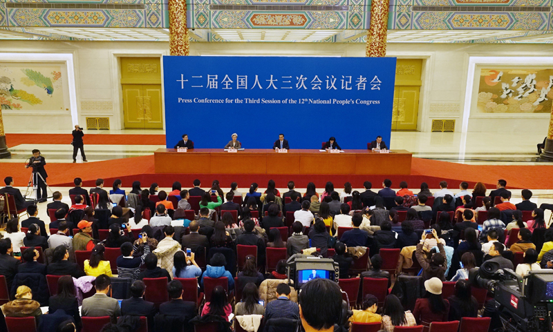 3月15日,國務院總理李克強在北京人民大會堂與中外記者見面,并回答記者提問。新華社記者 李賀 攝 3月15日,國務院總理李克強在北京人民大會堂與中外記者見面,并回答記者提問。新華社記者 李賀 攝