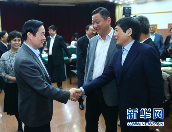 4月12日,中共中央政治局委員、中央書記處書記、中宣部部長劉奇葆在北京出席“走向世界的中國兒童文學”座談會并講話。這是座談會后,劉奇葆與國際安徒生獎獲得者、兒童文學作家曹文軒握手。新華社記者丁海濤攝 4月12日,中共中央政治局委員、中央書記處書記、中宣部部長劉奇葆在北京出席“走向世界的中國兒童文學”座談會并講話。這是座談會后,劉奇葆與國際安徒生獎獲得者、兒童文學作家曹文軒握手。新華社記者丁海濤攝