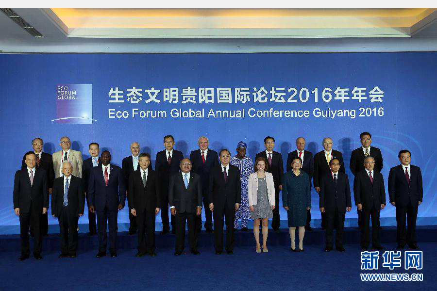 7月9日,生態文明貴陽國際論壇2016年年會在貴陽開幕,中共中央政治局常委、全國政協主席俞正聲出席開幕式并發表主旨演講。這是開幕式前,俞正聲與中外嘉賓等合影。新華社記者 劉衛兵 攝 7月9日,生態文明貴陽國際論壇2016年年會在貴陽開幕,中共中央政治局常委、全國政協主席俞正聲出席開幕式并發表主旨演講。這是開幕式前,俞正聲與中外嘉賓等合影。新華社記者 劉衛兵 攝