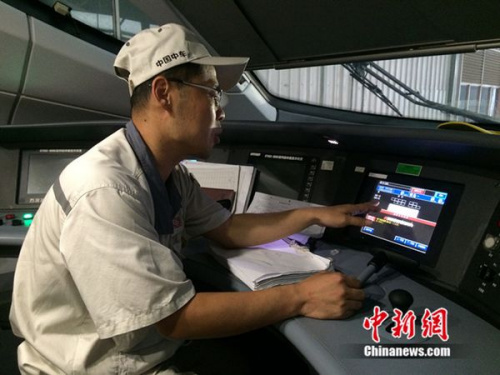 中車(chē)青島四方機(jī)車(chē)車(chē)輛股份有限公司高鐵調(diào)試高級(jí)技師周勇在演示調(diào)試過(guò)程。中新網(wǎng) 邱宇 攝
