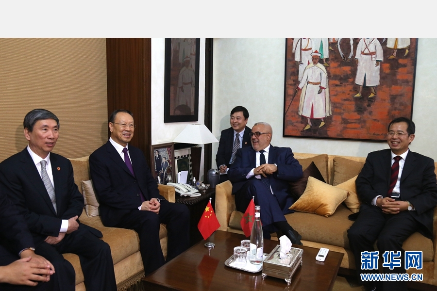 9月19日,在摩洛哥首都拉巴特,中共中央書記處書記、全國政協(xié)副主席杜青林(左二)會見摩洛哥政府首腦本·基蘭(右二)。應摩洛哥參議院邀請,中共中央書記處書記、全國政協(xié)副主席杜青林于18日至20日率中共代表團訪摩,分別會見政府首腦本·基蘭、參議長本希馬、真實性與現代黨總書記奧馬里等。新華社記者劉鍇攝 9月19日,在摩洛哥首都拉巴特,中共中央書記處書記、全國政協(xié)副主席杜青林(左二)會見摩洛哥政府首腦本·基蘭(右二)。應摩洛哥參議院邀請,中共中央書記處書記、全國政協(xié)副主席杜青林于18日至20日率中共代表團訪摩,分別會見政府首腦本·基蘭、參議長本希馬、真實性與現代黨總書記奧馬里等。新華社記者劉鍇攝